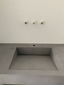 Раковина из бетона с щелевым сливом под заказ