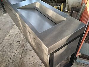 Раковина из бетона с щелевым сливом под заказ