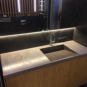 Раковина из бетона с щелевым сливом под заказ