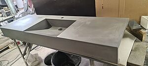 Мойка из бетона со скошенным сливом и бортами