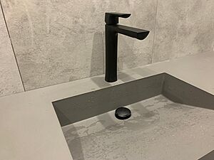 Мойка из бетона со скошенным сливом и бортами