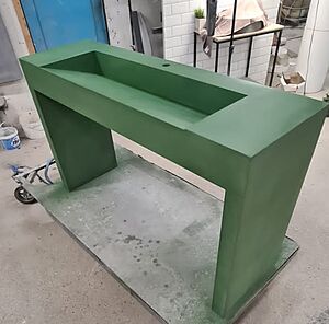 Стол с раковиной из бетона