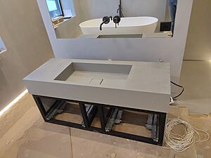 Большая раковина из стеклобетона с накладкой на слив