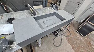 Большая раковина из стеклобетона с накладкой на слив
