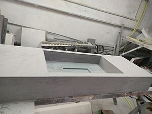 Большая раковина из стеклобетона с накладкой на слив