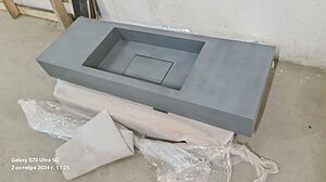 Большая раковина из стеклобетона с накладкой на слив