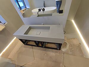 Большая раковина из стеклобетона с накладкой на слив