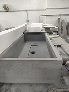 Большая раковина из стеклобетона с накладкой на слив