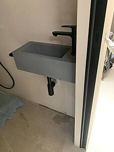 Раковина из бетона подвесная с боковым краном